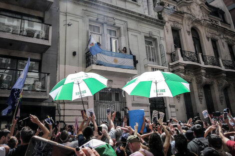 Cristina Kirchner saludando a la militancia tras conocerse el fallo en su contra por la causa Vialidad.