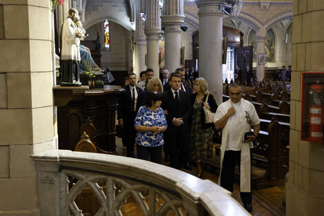 "La memoria no se puede enterrar", dijo Emmanuel Macrón durante su visita a la Iglesia Santa Cruz. 