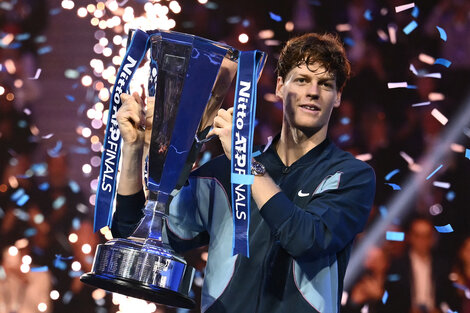 El italiano número uno del tenis levanta el la copa de las ATP Finals.