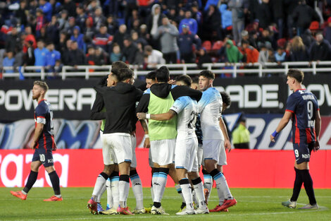 Racing superó a San Lorenzo en el último minuto y da pelea