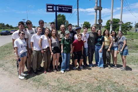 Los estudiantes de la Agraria de Arrecifes junto a Fernando Raúl Brouver. 