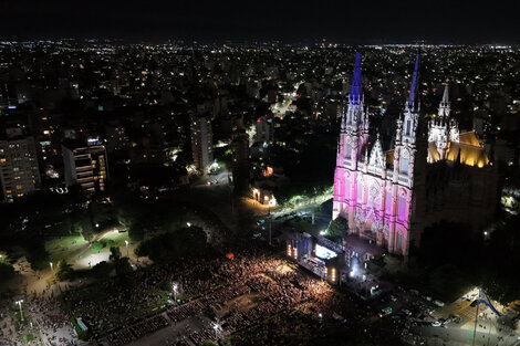 Miles de vecinos se reunieron ante la catedral iluminada. 