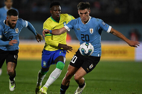 Ugarte le gana a Vinicius en el partido de la primera rueda, que fue 2-0 para Uruguay