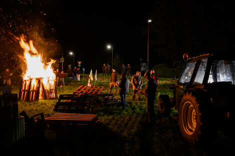 Decenas de agricultores franceses retienen la circulación con sus tractores