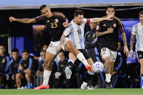 Messi, en acción en la Bombonera ante Perú