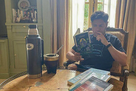 Foto que Kicillof compartió en sus redes sociales, leyendo uno de los libros criticados.