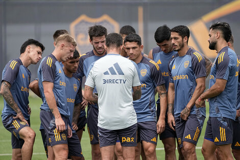 Fernando Gago (de espaldas) les da instrucciones a sus dirigidos