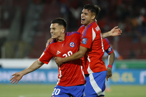 Cepeda celebra con Hormazábal el primero de sus golazos