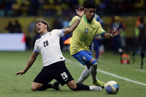 Savinho busca la pelota ante Maxi Araujo, que pide infracción.