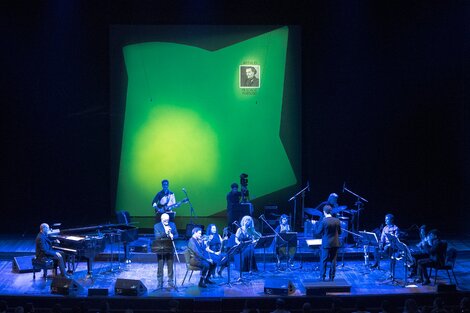 Un doble cuarteto de cuerdas y vientos de madera, más la base rítmica y voces invitadas, harán "Artaud". 