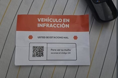 El cartel advierte al "vehículo en infracción" acompañado de un QR, pero es una estafa