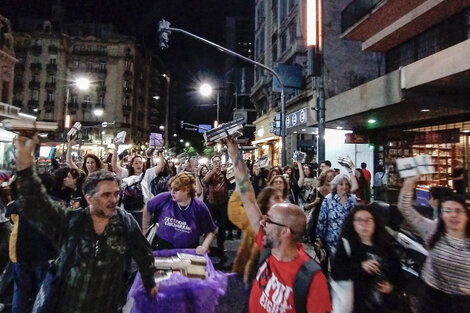 La Universidad Nacional hizo una suelta de libros en la calle Corrientes.