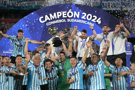 Los jugadores de la Academia, con el trofeo en mano