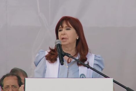 Cristina Kirchner da un discurso en un acto en Rosario