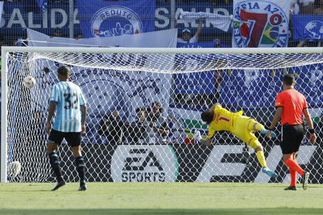 Así se le metía la pelota a Cássio, que nada pudo hacer para evitar el tanto