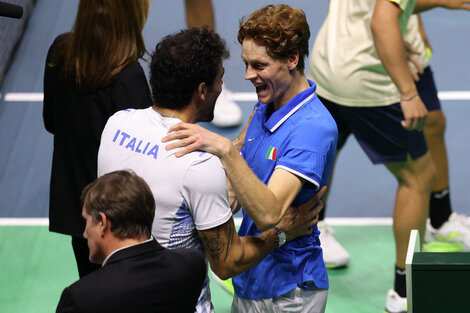 Sinner festeja la clasificación a la final de la Copa Davis. (Fuente: AFP)