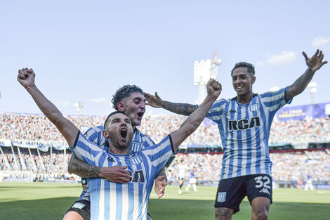 Maravilla Martínez festeja el segundo de Racing.