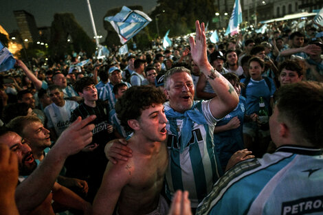 Racing copó otra vez el Cilindro y festejó en el Obelisco.