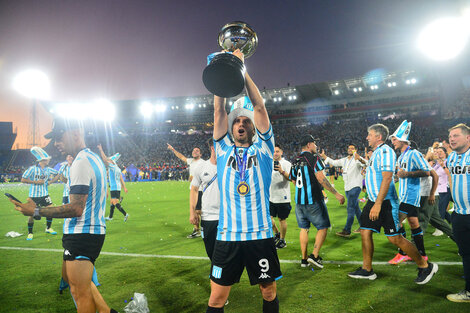 Adrián "Maravilla" Martínez levanta la Copa Sudamericana y se lleva la emoción de miles de racinguistas.