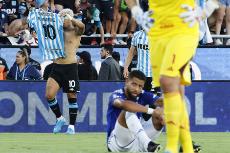 Roger Martínez festeja el tercer gol de Racing 