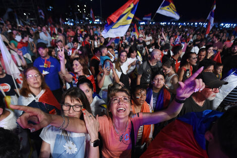 Simpatizantes de Orsi festejan en La Rambla de Montevideo.