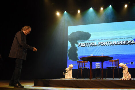 Serrat saluda a los Mendieta en el teatro El Círculo.