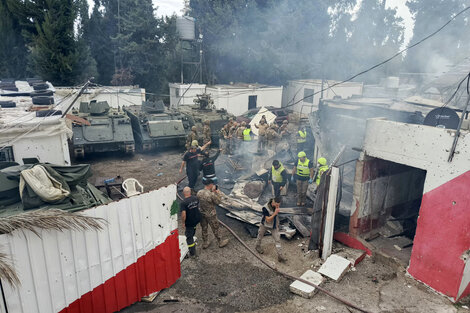 Soldados y rescatistas libaneses observan el daño causado por el  bombardeo israelí.