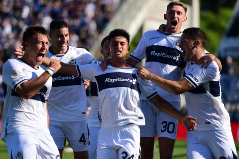 Los jugadores de Gimnasia festejan el gol