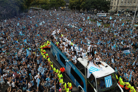 El público salió a la calle para festejar con los jugadores