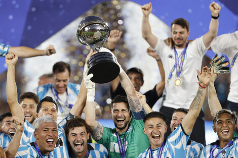 Arias levanta la Copa para la Academia. Está en Racing desde 2018.