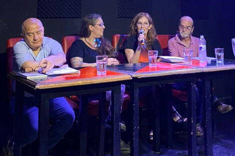 Fabiana Rousseaux, presentando su libro Sueños y Testimonios en el centro Cultural San Abasto, junto a Angela Urondo, Adrán Gunberg y Juan Dobón