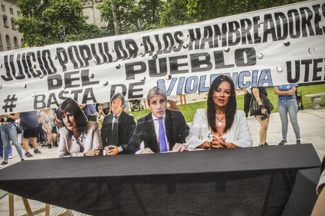 El "juicio popular" en la Plaza de Mayo contra los responsables de eliminar las políticas de género.