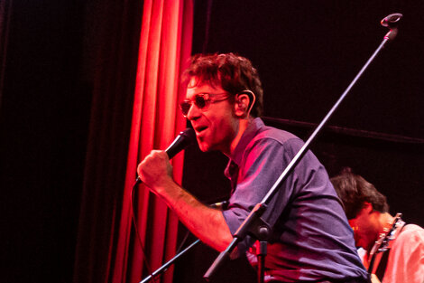 El cantante presentó a la banda diciendo “Hola, somos Las Vacunas”. Imagen: Lucio Antolini.