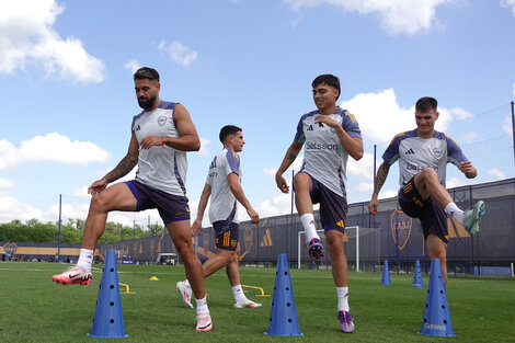 Giménez, Zeballos, Zenón y más atrás Blanco, durante la práctica xeneize