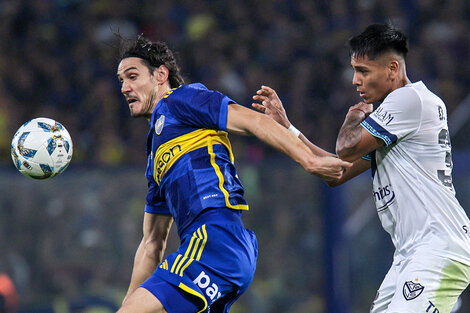 Edinson Cavani lucha con el pibe Damián Fernández en el último Boca-Vélez. Fue 1-0 xeneize en junio con gol del uruguayo.