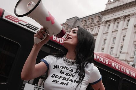 Lali presentó el lunes su nuevo tema llamado "No Me Importa". 