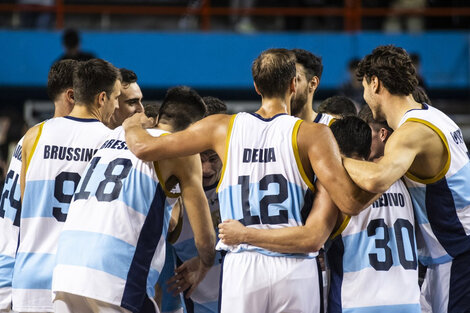 Abrazo argentino tras el triunfo sobre Colombia.