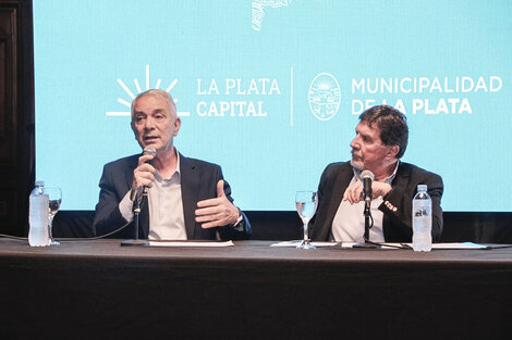 Julio Alak y Alberto Sileoni en la presentación del plan de obras. 