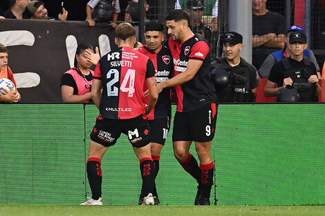 Banega festeja su gol, Newell´s se puso rápidamente en ventaja.