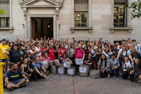 Referentes de distintas organizaciones en la puerta de la Legislatura porteña.