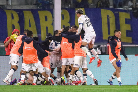 Todo Vélez explota de emoción en el Mario Alberto Kempes. Un triunfo de época.