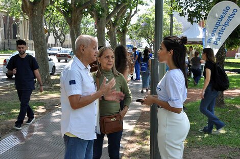 Rosarinos y rosarinas participan de la iniciativa. 