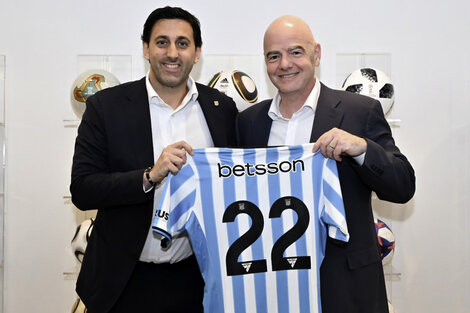 Diego Milito junto a Gianni Infantino, presidente de la FIFA