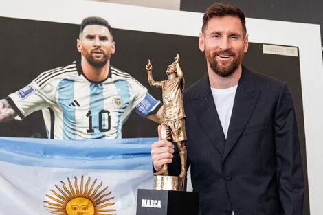 Lionel Messi junto a la estatuilla.