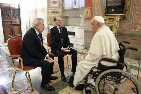 Imagen ilustrativa: El embajador argentino ante la Santa Sede, Juan Beltramino; el canciller de Chile, Alberto van Klaveren; y el papa Francisco.