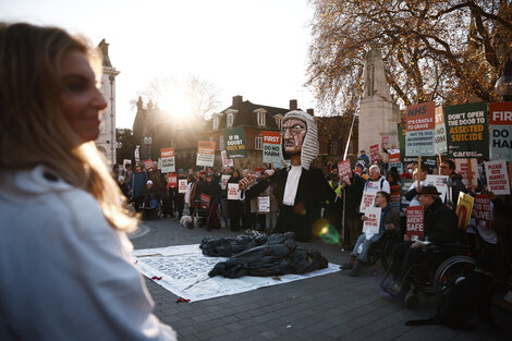 Manifestantes en contra de la ley protestan en Londres. 