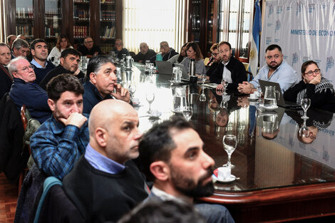 El ministro Pablo López se reunió con los gremios estatales bonaerenses. 