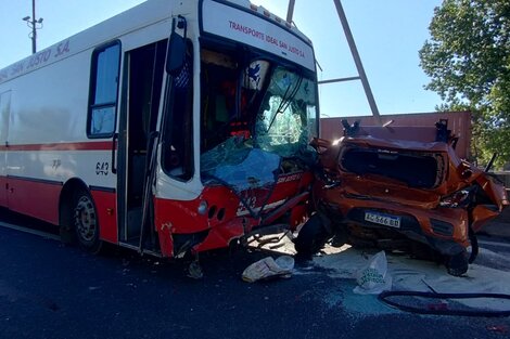 Así quedó el micro de auxilio y la Renault Sandero, dos de los vehículos involucrados