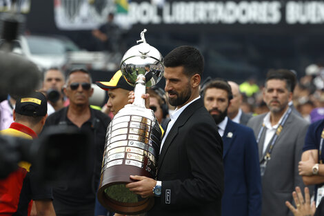 Djokovic con una de las pocas copas que le faltaban