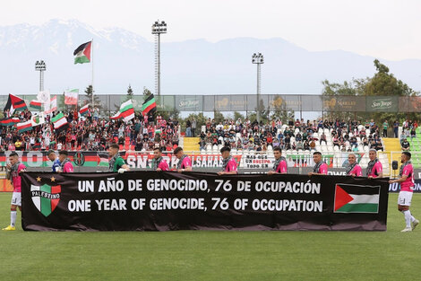 El Club Deportivo Palestino de Chile, con su hinchada detrás.